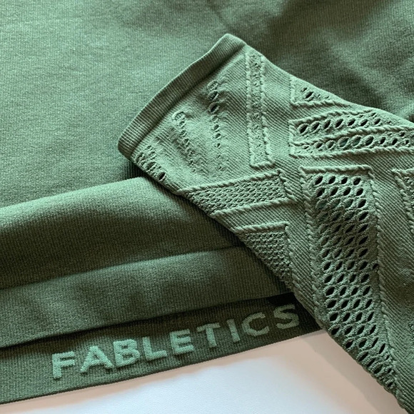 Fabletics - seamless fitness top, cutout details - Picture 7 of 7